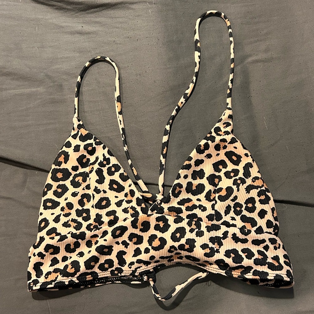 Size and brand of top are unknown:( Fits like a xs/s. Leopard print.
